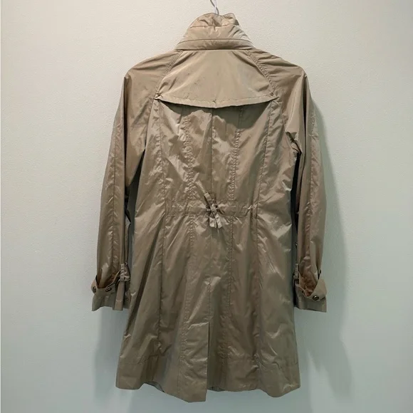 Cole Haan Chic Rain Coat with back bow & hideaway hood. Iridescent beige in XS. - Picture 2 of 13